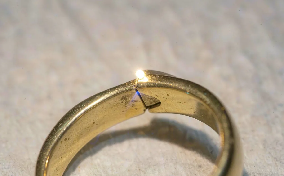 Tight weld spark from a pulse laser on a ring repair